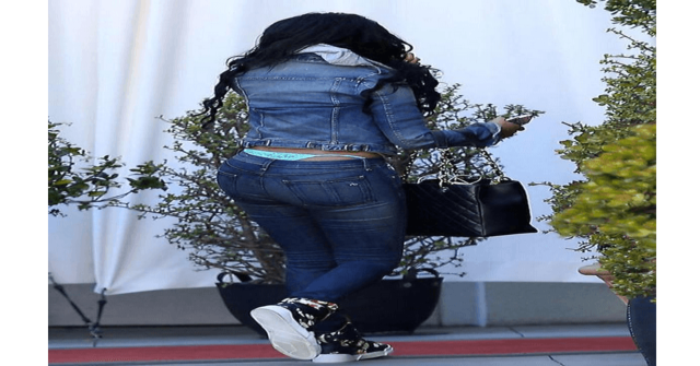 Nicki Minaj mostrando sin querer su sexy tanga Nicki Minaj mostrando sin querer su sexy tanga